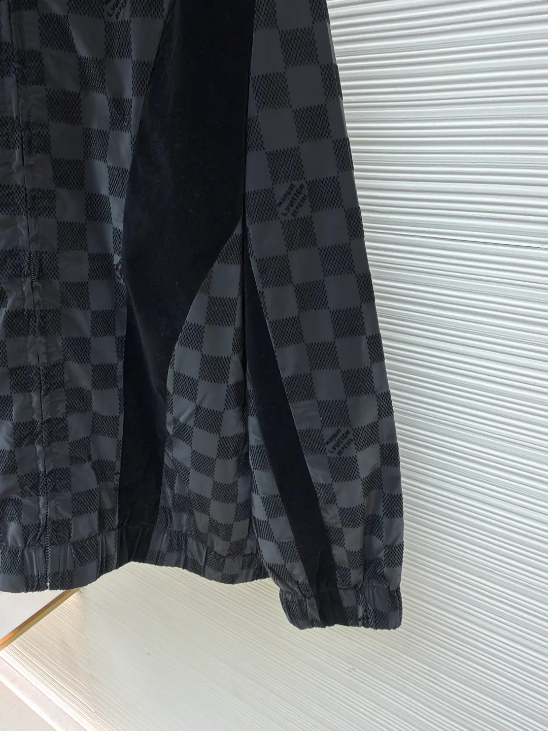 LOUIS VUITTON Checkerboard flocked jacket ●Original version: Purchased and developed by 23613 ●Item number: 1681046-B95 ●Fabric: flocked matte fabric ●Technology: jacquard production ●Version: fitted version ●Weight: about 475 grams ●Size: 46-48-50-52 ●Description: Made of flocked matte Damier pattern integrated into Marque L.Vuitton Déposée Logo, velvet ribbons with rich texture levels, the overall routing is straight and delicate, the fabrics are comfortable and soft, and the colors are consistent with no color difference. It can be matched with the same style to create a fashionable look and control various occasions. Customized accessories, complete with three labels, same style for men and women!